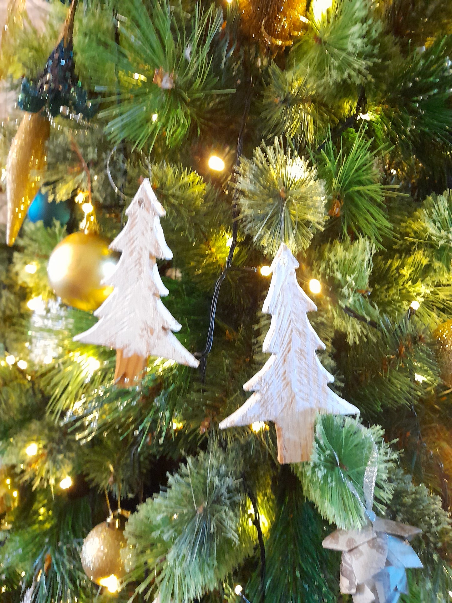 White wooden pine tree decorations